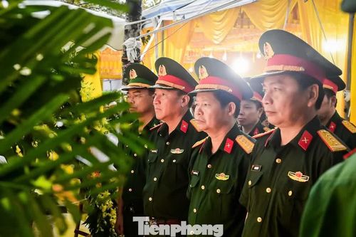 Dòng người đội mưa tầm tã đến viếng Trung tá Trần Văn Tùng