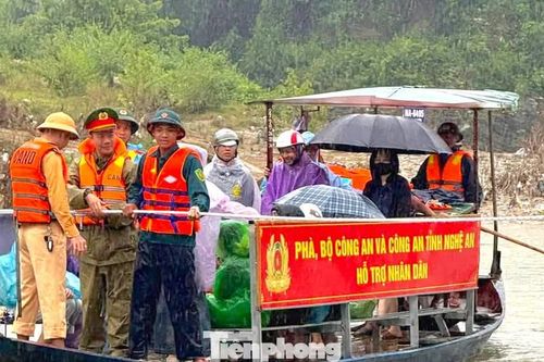 Bộ Công an, Công an Nghệ An tặng thuyền đưa người dân qua sông sau khi cầu bị lũ cuốn
