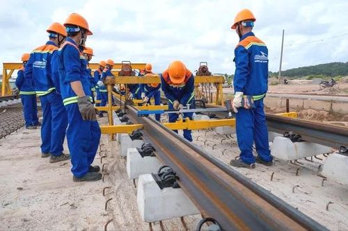 Tăng tốc lắp ray tàu điện đầu tiên ở Phú Quốc