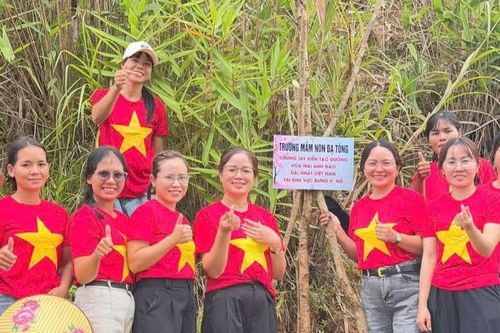 Giữ sạch đường làng, xanh hóa quê hương