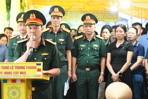 Nghẹn ngào phút đọc quyết định của Chủ tịch nước truy tặng Huân chương dũng cảm cho Trung tá Trần Văn Tùng