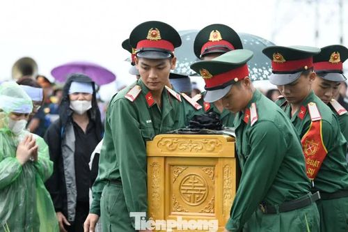 Con trai của Trung tá Trần Văn Tùng: 'Sao mẹ lại khóc khi bố đi công tác?'
