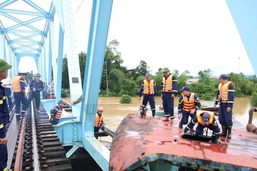 Xà lan lớn nhất mắc kẹt dưới cầu đường sắt Mỹ Chánh được giải cứu