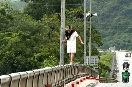 Đại úy công an kịp thời cứu nam thanh niên khỏi tình huống nguy hiểm trên cầu