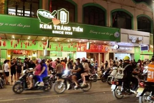 Hà Nội: Người dân xếp hàng lưu giữ vị kem ký ức 35 Tràng Tiền