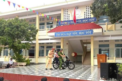 CSGT Gia Lai đồng loạt tuyên truyền an toàn giao thông tại trường học