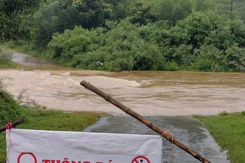 Nhiều cầu tràn ở Nghệ An ngập sâu do mưa lớn