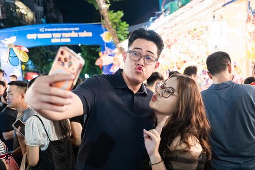 Ken đặc người đến chơi Trung thu sớm ở phố cổ Hà Nội