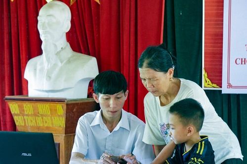Cử nhân 9X bỏ việc lương 15 triệu về quê làm trưởng bản