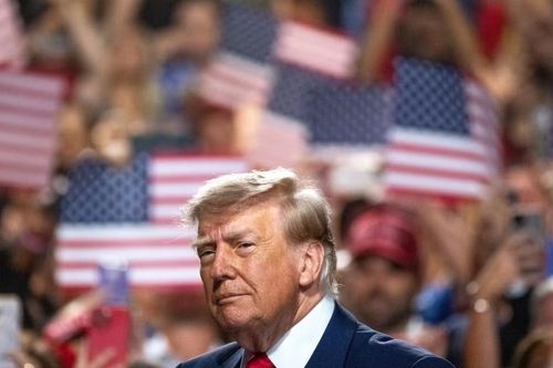 Ông Trump hứa tặng tiền sau bầu cử giữa kỳ Mỹ, 'cổ tức 5.000 USD' có khả thi?