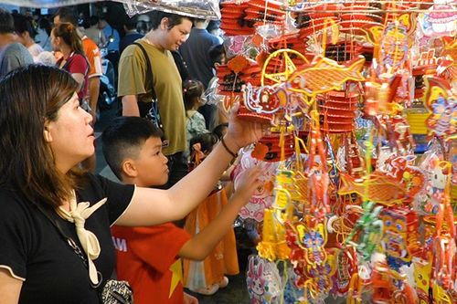 Chật kín người dân check-in, mua sắm tại phố lồng đèn nổi tiếng nhất TPHCM
