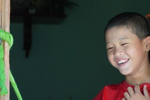 Cha khuyết tật, mẹ bệnh thận chăm con trai 8 tuổi bại não