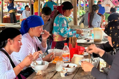 Phiên chợ lùi độc đáo ở miền Bắc, khách vượt xa tới thưởng thức món ngon