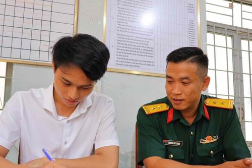 Sinh viên năm 4 Trường Đại học Tây Nguyên tình nguyện viết đơn nhập ngũ
