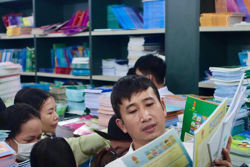 Thiếu sách giáo khoa, không thể đổ lỗi đơn giản cho việc 'khó dự báo'