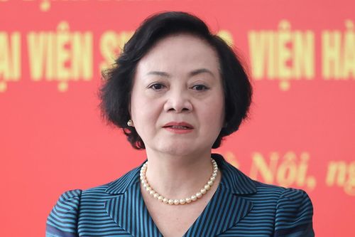 Phó Thủ tướng Phạm Thị Thanh Trà kiểm tra Trung tâm Giám định ADN tìm lại danh tính liệt sĩ