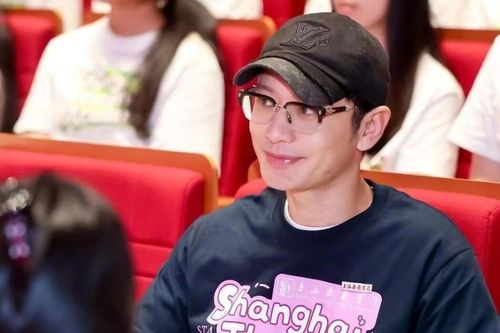 Diễn viên Huỳnh Hiểu Minh được sinh viên vây kín ngày nhập học tiến sĩ