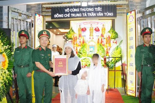 Chủ tịch nước truy tặng Huân chương dũng cảm cho Trung tá Trần Văn Tùng
