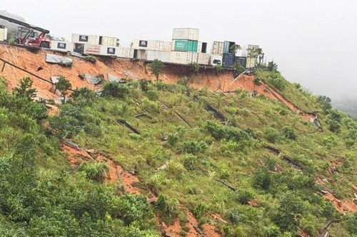 Sạt lở gần cửa khẩu quốc tế, khẩn trương di dời hàng loạt container