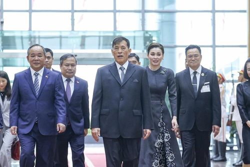 Nhà Vua Thái Lan và Hoàng hậu tự lái chuyên cơ thăm Việt Nam