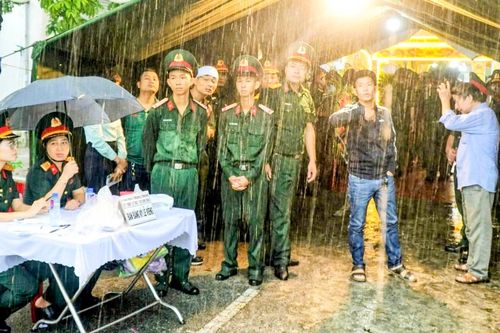 Dầm mình trong mưa tiễn biệt Trung tá Trần Văn Tùng hy sinh khi cứu người