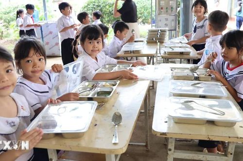Đồng Nai: Bữa ăn bán trú ấm lòng học sinh vùng biên