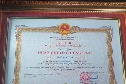 Truy tặng Huân chương Dũng cảm cho Trung tá Trần Văn Tùng hy sinh khi cứu người