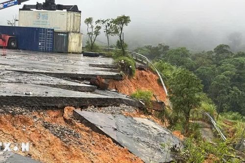 Quảng Trị: Sạt lở gần Cửa khẩu quốc tế Cha Lo sau mưa lớn