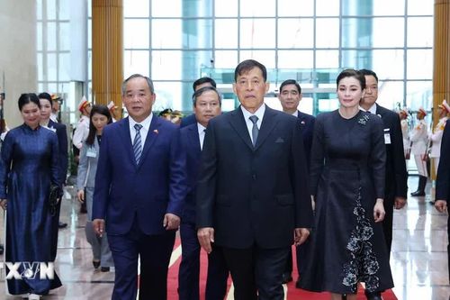 Nhà vua Vương quốc Thái Lan và Hoàng hậu đến Hà Nội, bắt đầu thăm Việt Nam