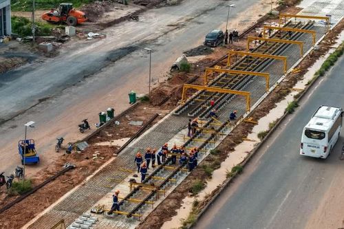 Tuyến đường sắt nhẹ đầu tiên tại Phú Quốc tăng tốc lắp đặt ray chạy tàu