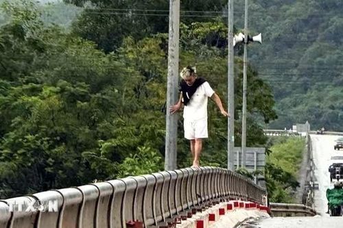 Công an xã Phong Nha kịp thời ngăn nam thanh niên đứng trên lan can cầu