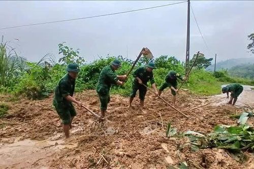 Huy động lực lượng xử lý các điểm sạt lở, khơi thông tuyến đường