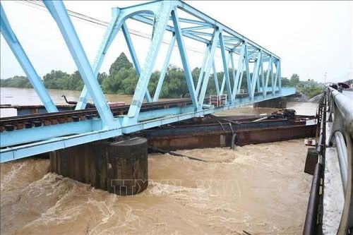 Thống nhất phương án xử lý các sà lan mắc kẹt do mưa lũ