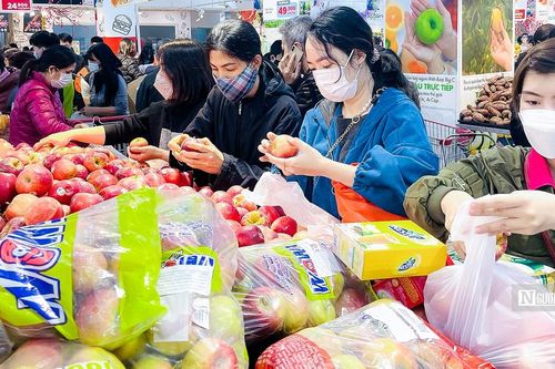 Phó Thủ tướng: Bình ổn thị trường, xử lý nghiêm tình trạng tăng giá bất hợp lý
