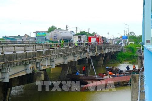 Giải cứu thành công sà lan mắc kẹt, bảo đảm an toàn cầu Mỹ Chánh