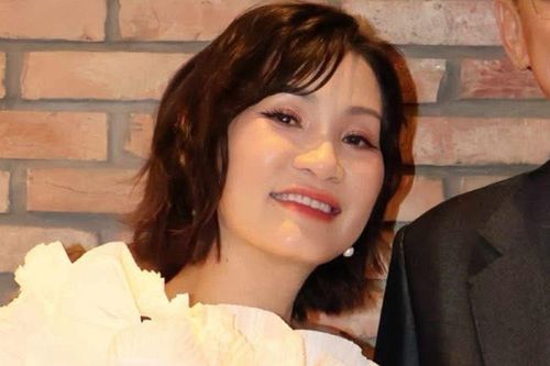 Hồng Đào công khai chuyện 'chạm môi' với chàng trai kém tuổi