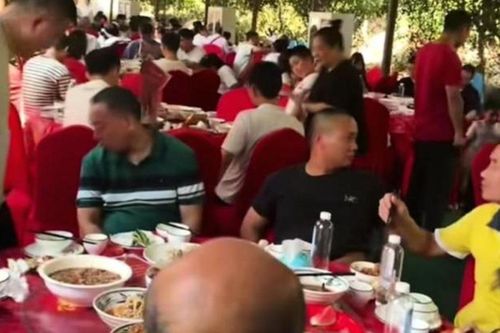 Trường đại học bày hơn 600 bàn tiệc, đãi miễn phí tân sinh viên và phụ huynh