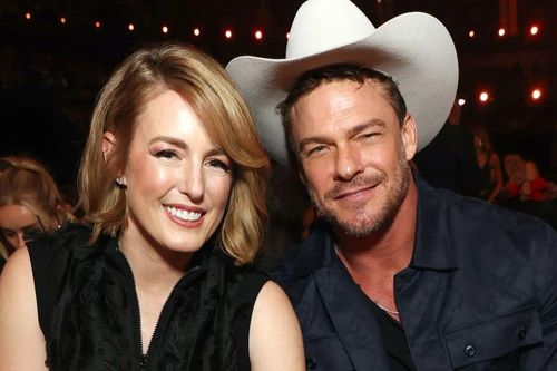 Tài tử Alan Ritchson chia tay vợ sau 20 năm hôn nhân