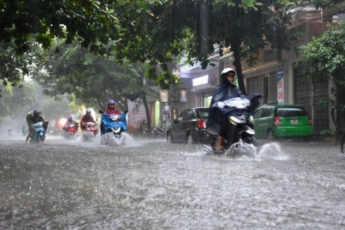 Mưa dông đang mở rộng ở Hà Nội, loạt khu vực được cảnh báo