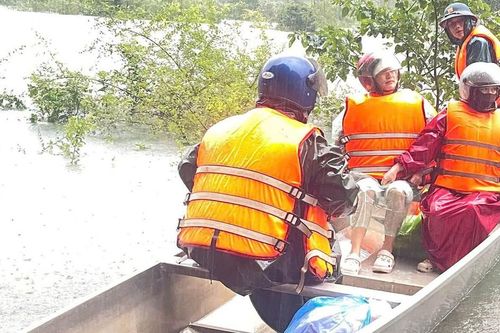 Bộ chỉ huy quân sự tỉnh Quảng Trị chủ động giúp nhân dân ứng phó mưa bão