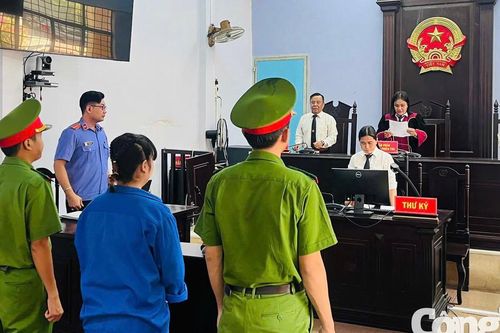 Phía sau bản án là hai đứa trẻ chờ mẹ