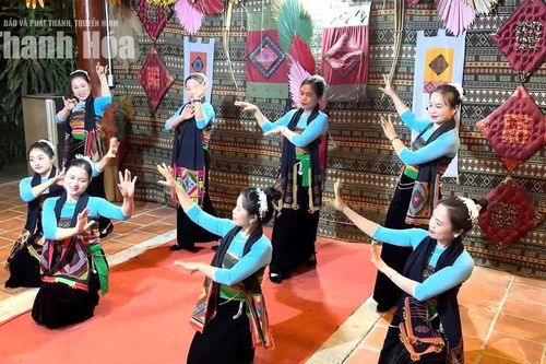 Nhóm múa đặc biệt của những cô gái Thái