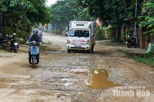 Người dân chật vật lưu thông qua Tỉnh lộ 523 xuống cấp
