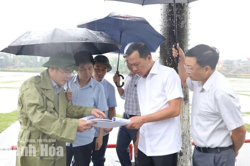 Chủ tịch UBND tỉnh Tô Anh Dũng kiểm tra một số điểm ngập trên địa bàn phường Hạc Thành