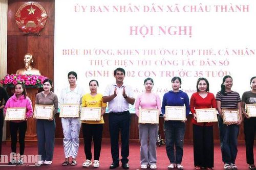 Châu Thành chi hơn 138 triệu đồng khen thưởng các gia đình sinh đủ 2 con trước 35 tuổi