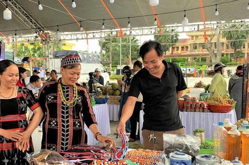 Khai mạc phiên chợ hàng Việt tại xã Đông Giang