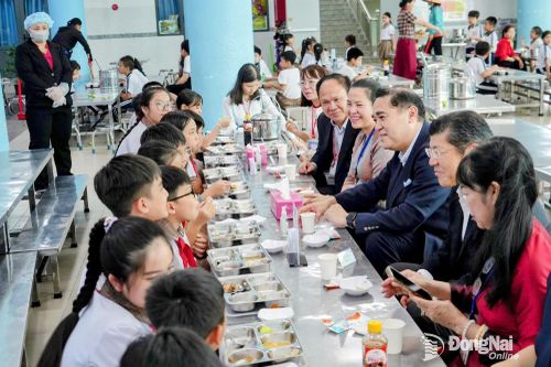 Siết an toàn bữa ăn học đường