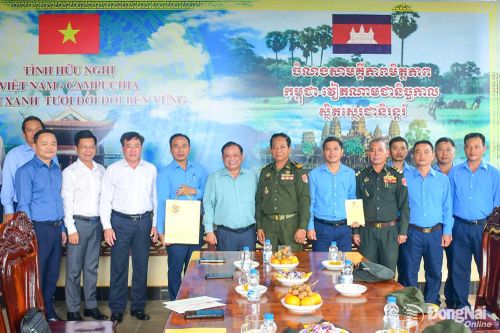 Thăm và tặng quà lực lượng tìm kiếm, quy tập hài cốt liệt sĩ tại Vương quốc Campuchia