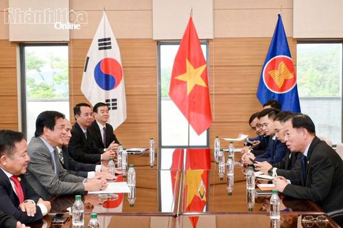 Đoàn công tác tỉnh Khánh Hòa chào xã giao Đại sứ Việt Nam tại Hàn Quốc
