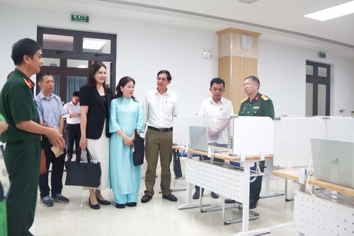 Lãnh đạo phường Nha Trang tìm hiểu về nền tảng SMART EDU của Trường Sĩ quan Thông tin